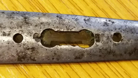 Hola, alguien sabe que tipo de puñal es este?, de que época puede ser y que valor (si lo tiene)?

Saludos 00