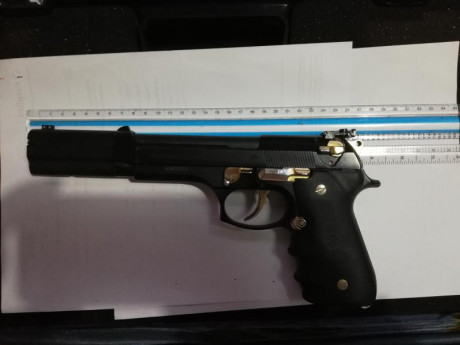 VENDO BERETTA 92 F CON DOS CARGADORES  DE 15 Y DOS CAÑONES DE 9 MM , UNO ES DE 6 PULGADAS. TIENE 2 JUEGOS 30