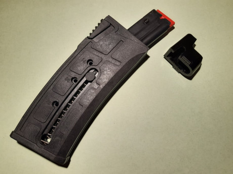 Vendo cargador especial de  alta capacidad  (25 cartuchos del calibre .22LR), compatible con las carabinas 00