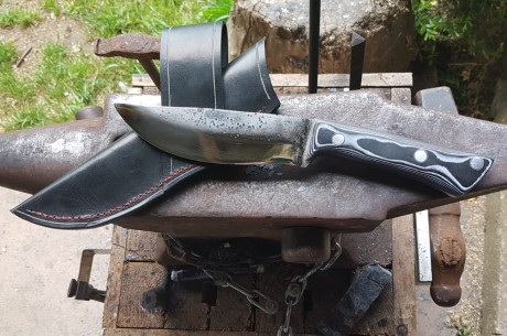 Cuchillo artesanal acero al carbono forjado todo realizado artesanal desde el forjado hasta las micartas 01