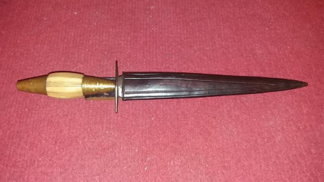 Hola, alguien sabe que tipo de puñal es este?, de que época puede ser y que valor (si lo tiene)?

Saludos 80