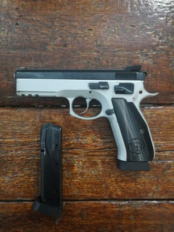 Está en perfectas condiciones mecánica y esteticamente(3000disparos),dos cargadores,varilla de acero,grip's 02