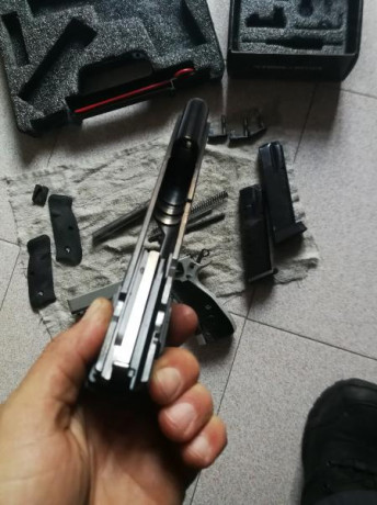 Está en perfectas condiciones mecánica y esteticamente(3000disparos),dos cargadores,varilla de acero,grip's 01