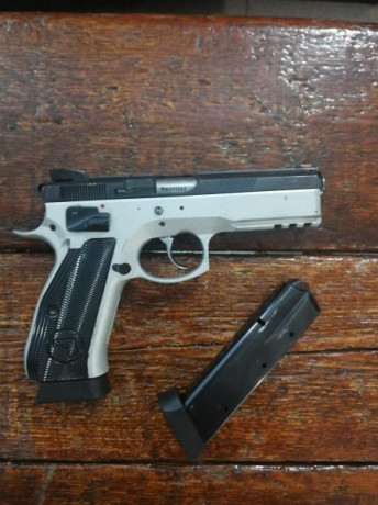 Está en perfectas condiciones mecánica y esteticamente(3000disparos),dos cargadores,varilla de acero,grip's 00