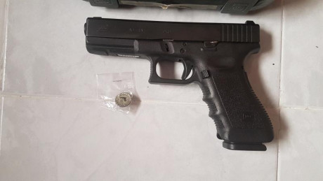 Vendo Glock 17 tercera generación,  350€ más gastos de envío a cuenta del comprador,  tiene cambiado, 01