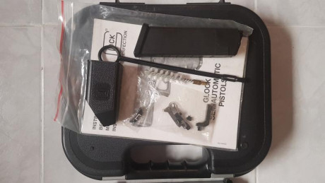Vendo Glock 17 tercera generación,  350€ más gastos de envío a cuenta del comprador,  tiene cambiado, 00