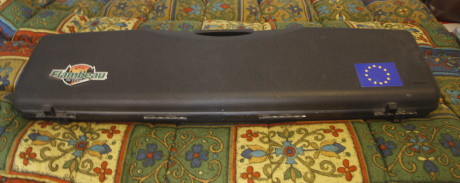 Vendo maletín rígido para rifle o carabina. medidas 1 metro por 26 centímetros. Como nuevo. 25 euros mas 01