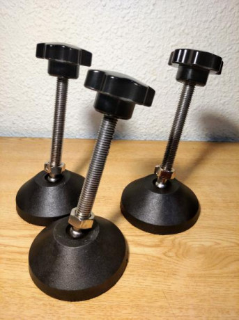 Hola amigos…
Vendo estas tres patas autoadaptables (Debido a sus rotulas) y ajustables en altura para 01