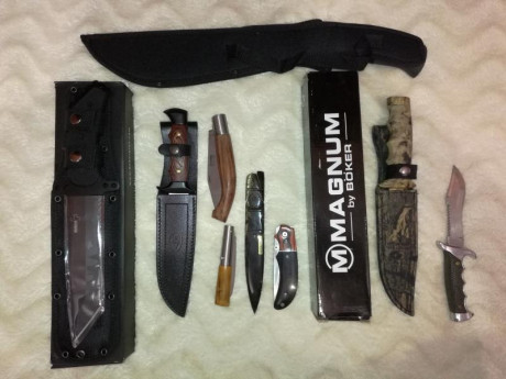 Se venden varias armas blancas cuchillo, machete rompecañas y navajas:

Boker plus Armed Forces tanto. 02