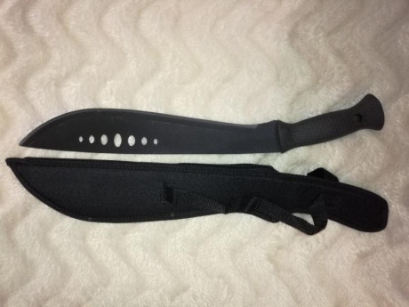 Se venden varias armas blancas cuchillo, machete rompecañas y navajas:

Boker plus Armed Forces tanto. 01