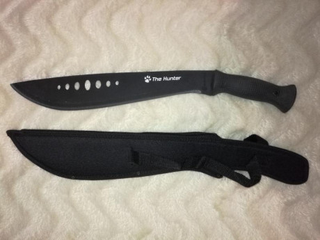 Se venden varias armas blancas cuchillo, machete rompecañas y navajas:

Boker plus Armed Forces tanto. 00