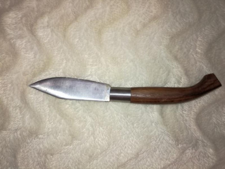 Se venden varias armas blancas cuchillo, machete rompecañas y navajas:

Boker plus Armed Forces tanto. 12