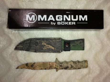 Se venden varias armas blancas cuchillo, machete rompecañas y navajas:

Boker plus Armed Forces tanto. 10