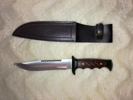 Se venden varias armas blancas cuchillo, machete rompecañas y navajas:

Boker plus Armed Forces tanto. 22