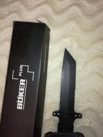 Se venden varias armas blancas cuchillo, machete rompecañas y navajas:

Boker plus Armed Forces tanto. 21