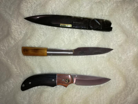 Se venden varias armas blancas cuchillo, machete rompecañas y navajas:

Boker plus Armed Forces tanto. 20