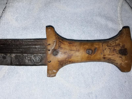Sable árabe (supongo) antiguo. Tiene diversos marcajes que no se que son, lo cierto es que no es ninguna 12