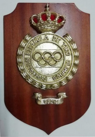 VENDO metopa de fundición, en latón macizo, con el escudo de la FEDERACION DE TIRO OLIMPICO. sobre madera.
Cartela 00