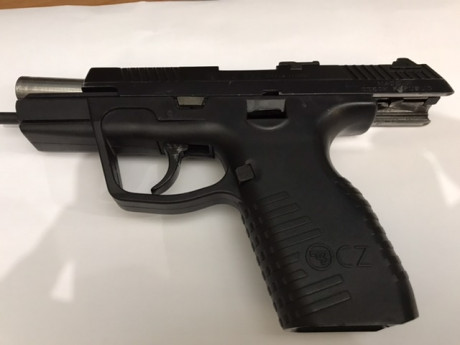 Vendo Ceska modelo CZ-100 revisada y con pocos disparos, con dos cargadores, maletín y accesorios originales. 01
