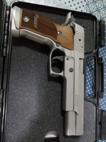 Buenas compañeros, vendo esta joya, es una Sig Sauer P226 de 6", del calibre 9 mm. 

 La pistola 00
