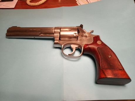 Vendo revolver Smith Wesson modelo 686, calibre 357 Magnum, cañon 6", con cachas originales y otras 01