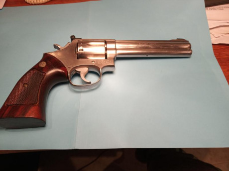 Vendo revolver Smith Wesson modelo 686, calibre 357 Magnum, cañon 6", con cachas originales y otras 00