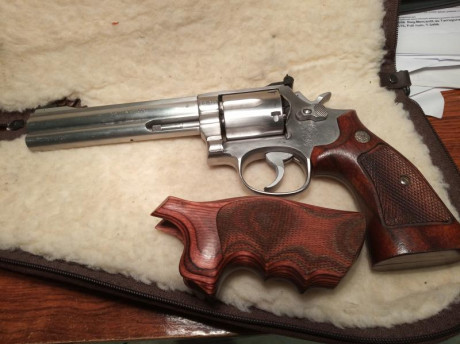 Vendo revolver Smith Wesson modelo 686, calibre 357 Magnum, cañon 6", con cachas originales y otras 10