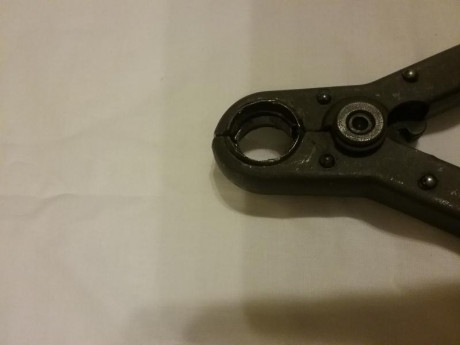 Vendo 2 bipodes de cetme. Uno de ellos le modificaron la cabeza alisando el  interior del enganche, continua 01