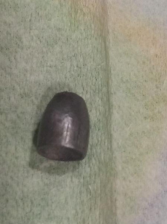 Hola, hoy paseando por el río, buscando sitios para pescar, he visto unos cartones a modo de dianas, me 01