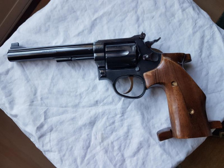 Vendo revolver Taurus del calibre 38 especial, cañon de 6" y cachas anatomicas, el arma es muy precisa.
Lo 01