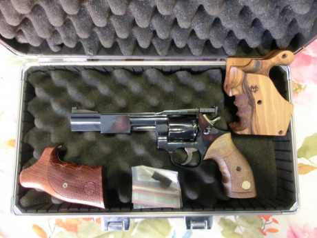 Saludos compañeros del foro
Pongo a la venta este magnifico revolver por no utilizarlo ya que tengo otro 01