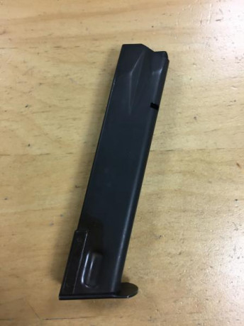 Se vende   CARGADOR gran capacidad pistola SIG SAUER  P-226 .  Oportunidad única.  No se comercializan 00