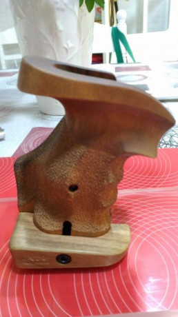 Vendo Cacha Nill de madera para revolver S&W tipo K - L. La compre seminueva para un revolver que 02