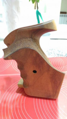 Vendo Cacha Nill de madera para revolver S&W tipo K - L. La compre seminueva para un revolver que 01