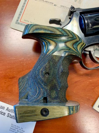 Pongo a la venta este revolver Smith & Wesson K-14-4 en Calibre 38 special. Guiado en F. 

Además 31