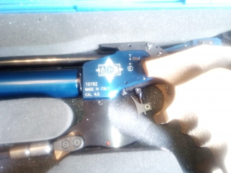 Un compañero me pide que le ponga este anuncio.

la pistola está nueva no ha tirado mas de 80 disparos 00