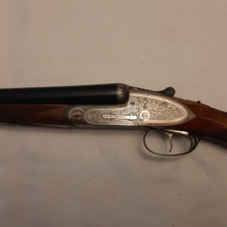 Escopeta marca GRULLA modelo 210E de Union Armera, en calibre 12/70. Tiene canones de 72cm de largo, con 00