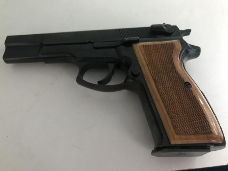 Un amigo vende la Luger M90.
Esta en perfecto estado 
Pide por ella 200 euros más gastos de envío . 02