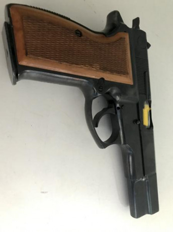 Un amigo vende la Luger M90.
Esta en perfecto estado 
Pide por ella 200 euros más gastos de envío . 01
