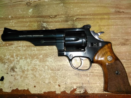 Hola compañeros de tiro, por motivos de cambio de aficion, voy a vender este magnifico revolver llama 00