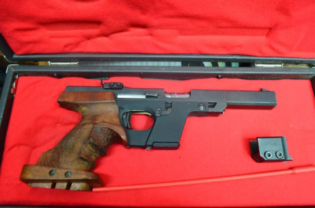 Vendo pistola walther GSP calibre 22lr. con un percutor de recambio y libro de intrucciones original y 02