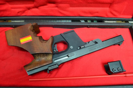 Vendo pistola walther GSP calibre 22lr. con un percutor de recambio y libro de intrucciones original y 01