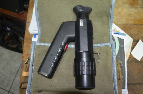 Vendo prismatico de vision nocturna con su mochila  del ejercito ruso. Su precio 200 € 
Va con dos pilas 11