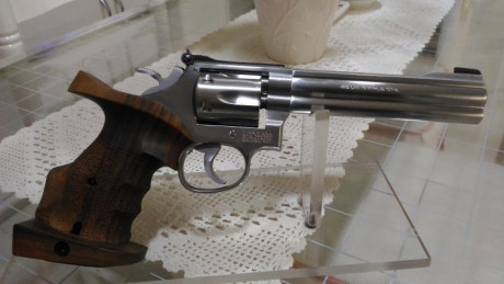 Vendo este estupendo Revolver de la firma Smith &  Wesson Modelo 617 Calibre 22 Lr. con cacha Anatomica 02
