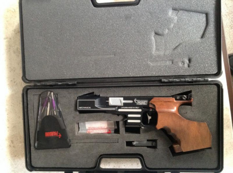 Vendo Pistola Pardini SP 22LR, en Madrid, con dos cargadores y maletín, poco uso y muy buen estado. Cacha 01