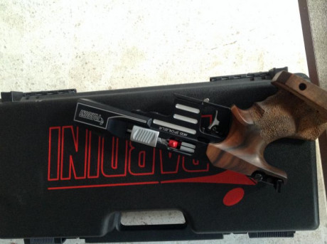 Vendo Pistola Pardini SP 22LR, en Madrid, con dos cargadores y maletín, poco uso y muy buen estado. Cacha 00