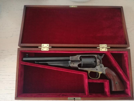 Se vende revolver uberti de avancarga cal.44 incluido maletin de madera
654667556 00