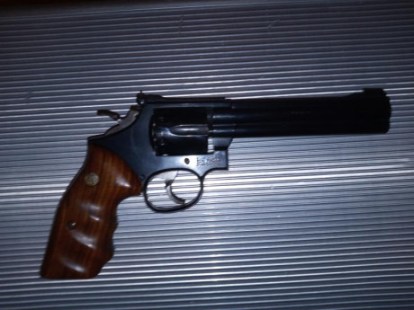 Hola buenas,pongo a la venta este revolver S&W del cal.32 de 6" por 350€.El revolver lo vendo 02