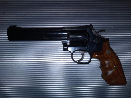Hola buenas,pongo a la venta este revolver S&W del cal.32 de 6" por 350€.El revolver lo vendo 01