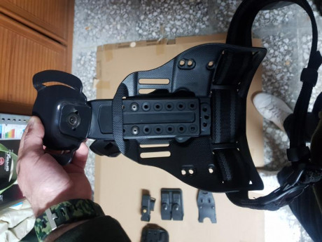 Se vende:
-Pernera pivotante alta Radar con funda blackhawk Nivel 3, junto o por separado.
-Pernera Alta 00